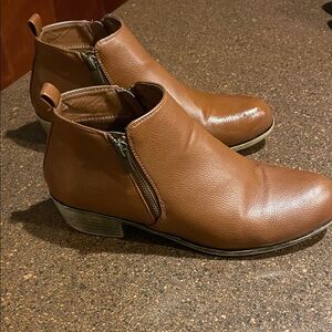 Jessica cline double zip brown vegan leather ankle booties size 10